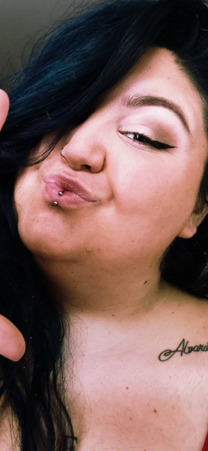 Chica curvi y sincera.