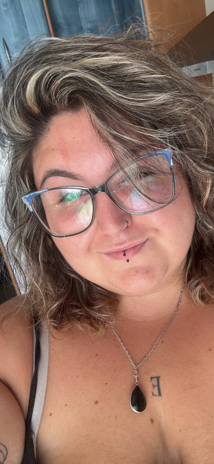 Chica curvi y sincera.