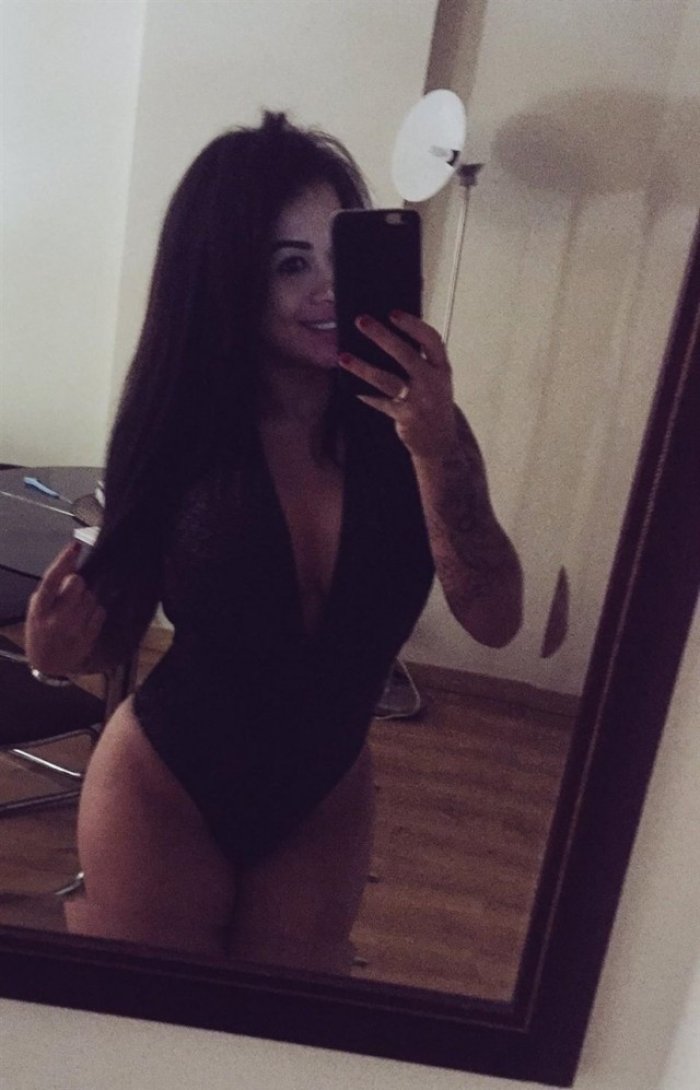 Mami caliente y morbosa, con ganas de jugar con vicio.