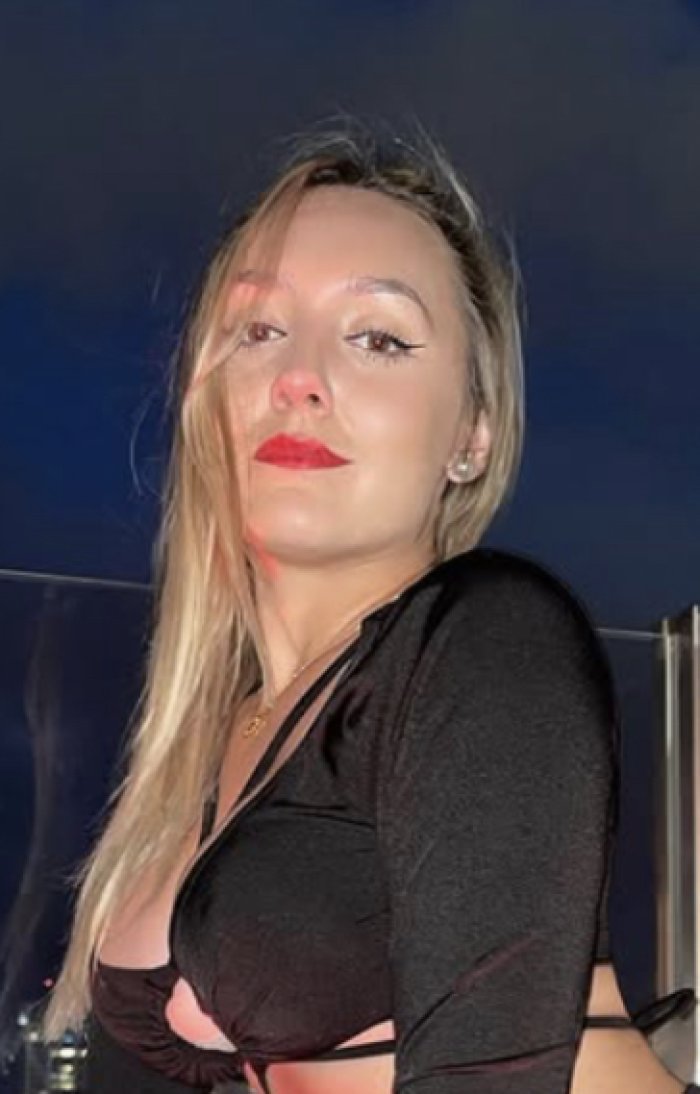 Rubia, guapa, divertida y morbosa