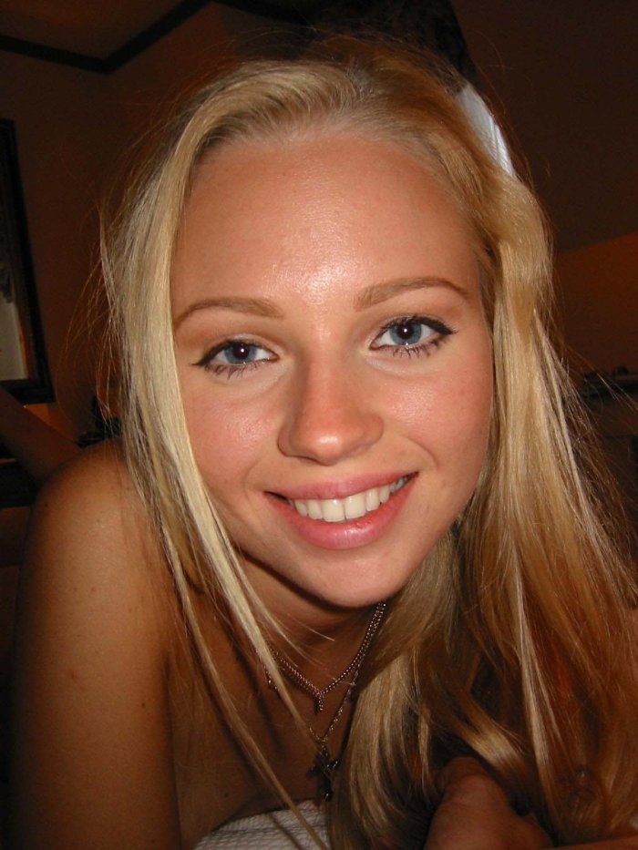Rubia con ganas de jugar por teléfono, tengo muchas ganas de jugar contigo y que me des mucho placer.