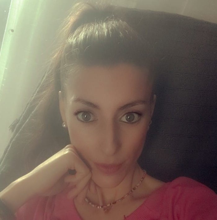 Cansada de mi novio, siempre esta fuera y me siento insatisfecha, necesito masturbarme escuchando la voz de un hombre que vuelva a hacerme sentir una perra.