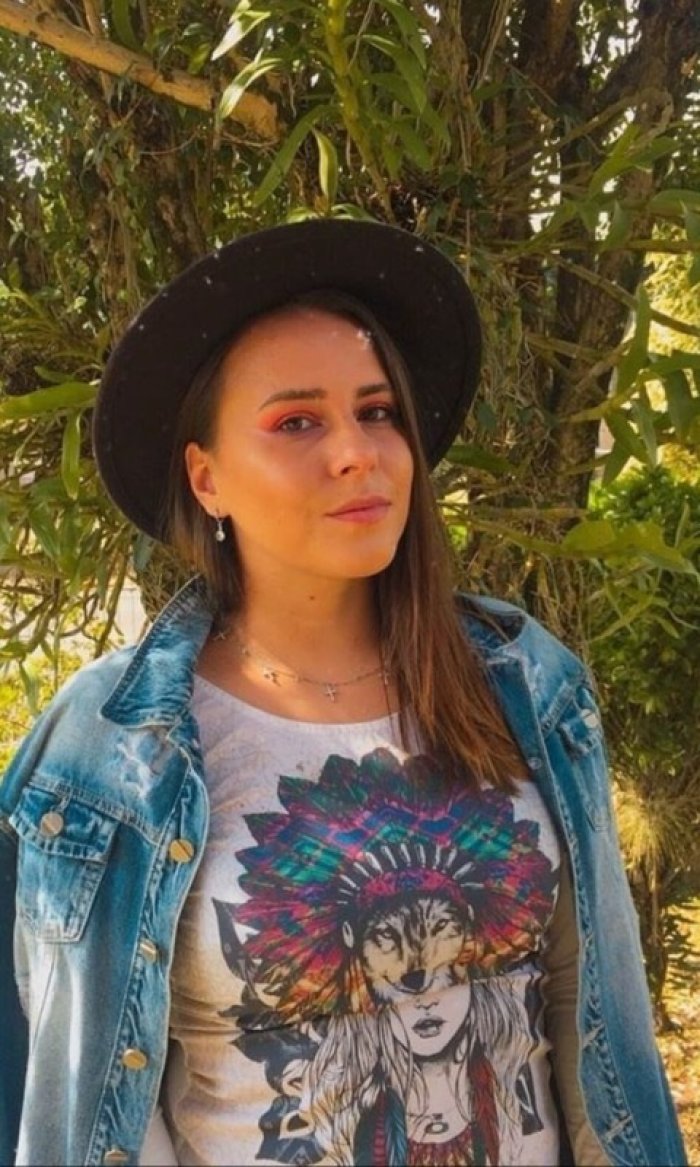 Soy de las que se ríe fácil y conecta rápido si hay buen rollo. Si te atreves, llámame.