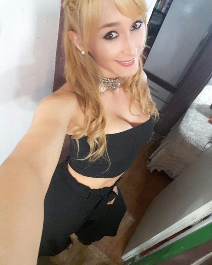 Muy atractiva, interesante, culta, divertida, dominante y perversa.