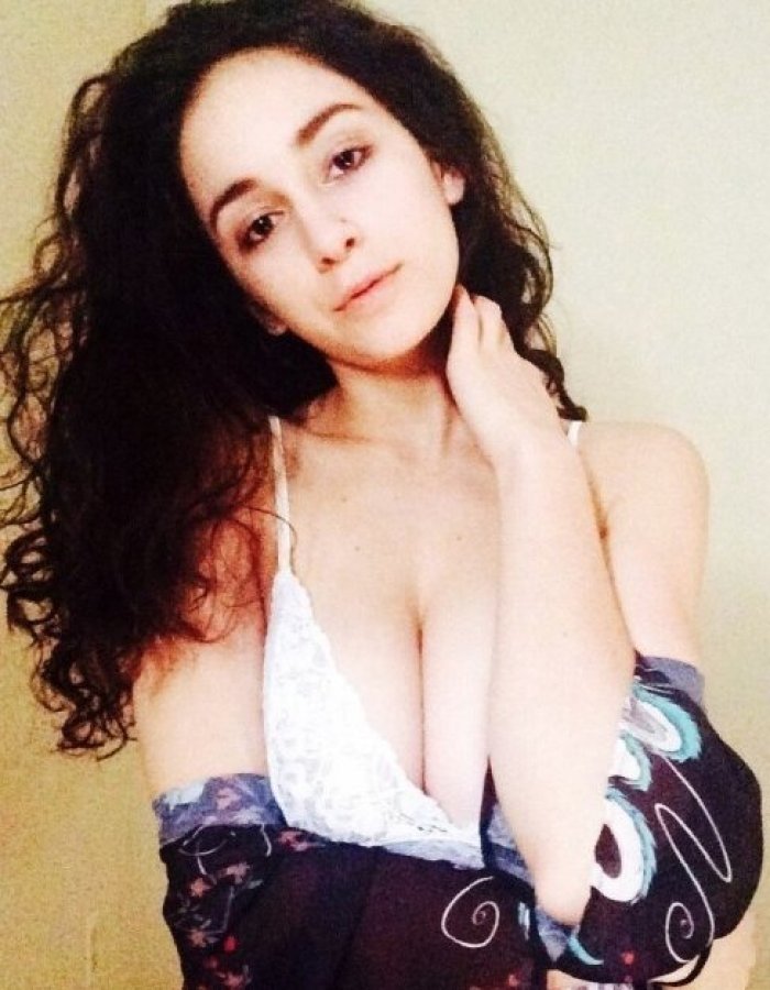Soy una chica extrovertida, caliente y con ganas de mantener conversaciones calientes a escondidas de mi pareja