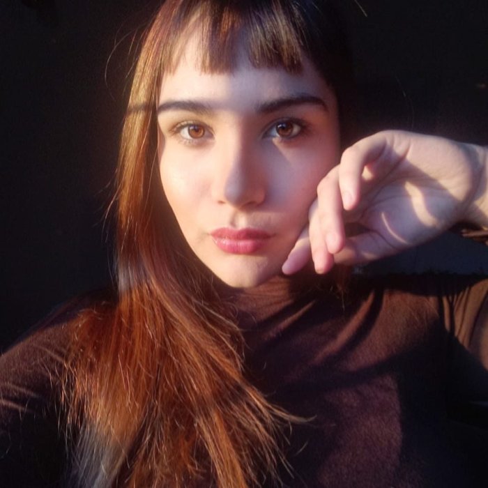 Con pelo castaño y ojos de lince.