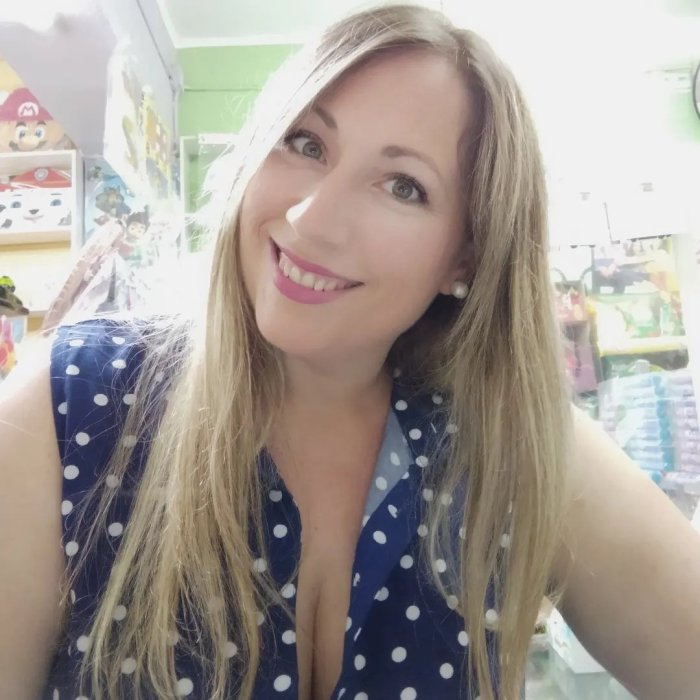 Rubia con ganas de disfrutar, soltera , ardiente y con muchas ganas de follar.