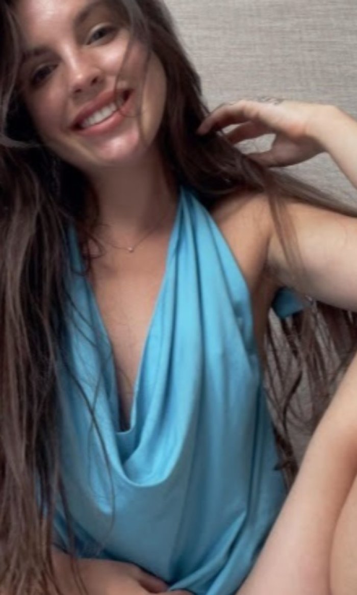 Soy cercana, divertida y con una mirada que engancha. Si te va la complicidad, me vas a caer bien.