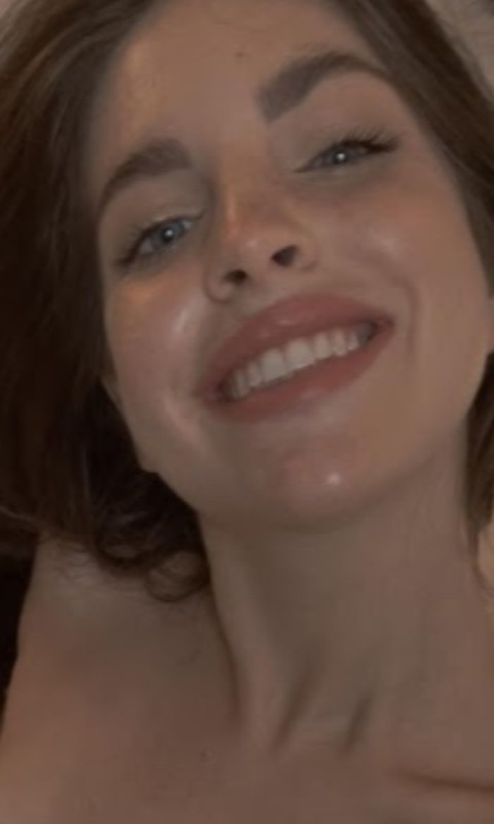 Soy cercana, divertida y con una mirada que engancha. Si te va la complicidad, me vas a caer bien.